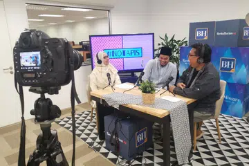 SENTUHAN ASATIZAH MUDA: Ustazah Liyana Musfirah dan Ustaz Muhammad Zahil Zakaria (tengah, gambar atas) antara tetamu Podcast #NoTapis edisi khas Ramadan terbitan Berita Harian yang dihoskan personaliti popular, Suhaimi Yusof dan koresponden BH, Shahida Sarhid (juga dalam gambar atas). - Foto BH/BM