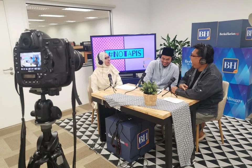 SENTUHAN ASATIZAH MUDA: Ustazah Liyana Musfirah dan Ustaz Muhammad Zahil Zakaria (tengah, gambar atas) antara tetamu Podcast #NoTapis edisi khas Ramadan terbitan Berita Harian yang dihoskan personaliti popular, Suhaimi Yusof dan koresponden BH, Shahida Sarhid (juga dalam gambar atas). - Foto BH/BM