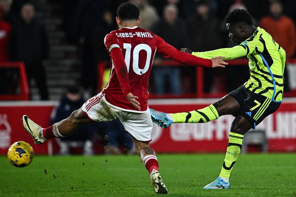 Pemain sayap Nottingham Forest, Morgan Gibbs-White (kiri), gagal menghalang pemain sayap Arsenal, Bukayo Saka daripada menjaringkan gol kedua Arsenal. Jaringan Saka berjaya bantu Arsenal menewaskan Forest 2-1.