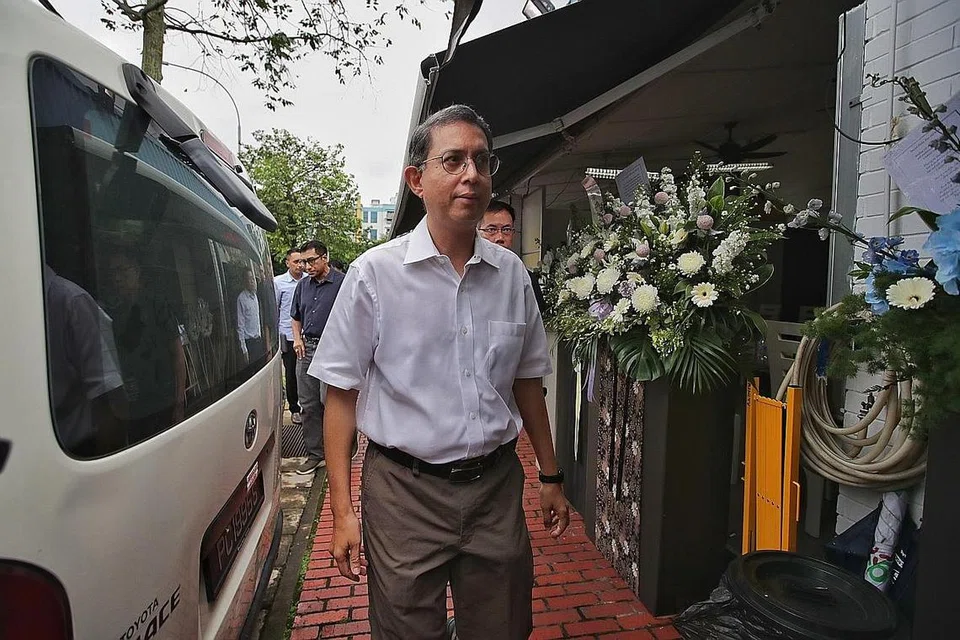 MENTERI TURUT UCAP TAKZIAH: Menteri Negara (Ehwal Dalam Negeri merangkap Pembangunan Negara), Profesor Madya Dr Muhammad Faishal Ibrahim, turut mengucapkan takziah bagi pihak Kementerian Ehwal Dalam Negeri (MHA) kepada keluarga Koperal Go dan mengucapkan terima kasih atas segala sumbangannya semasa mengunjungi satu upacara persemadian untuk mendiang di Sin Ming Drive semalam. - Foto BH oleh GIN TAY