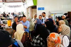 Pengerusi Jawatankuasa Belia dan Sukan, Pembangunan Usahawan dan Koperasi Johor, Encik Mohd Hairi Mad Shah (berbaju biru),  mengetuai lawatan Peniaga Medan Niaga Kampung Melayu Majidi ke Pasar Geylang Serai.