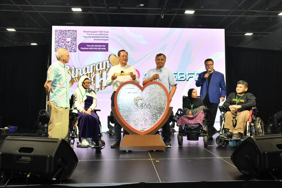 Menteri Tenaga Manusia merangkap Menteri Kedua Perdagangan dan Perusahaan, Dr Tan See Leng (tiga dari kiri), dan Ketua Jawatankuasa Eksekutif Tabung Amal Aidilfitri (TAA), Encik Najiib Sahib (empat dari kiri), melancarkan kempen Sinaran Hati 2024 di Celebfest 2024, yang berlangsung di Pusat Konvensyen dan Pameran Suntec Singapura. Bersama mereka ialah Setiausaha Jawatankuasa Eksekutif TAA, Encik Ameerali Abdeali (kiri), dan pengacara majlis pelancaran, Suhaimi Yusof, (dua dari kanan), serta benefisiari Sinaran Hati.