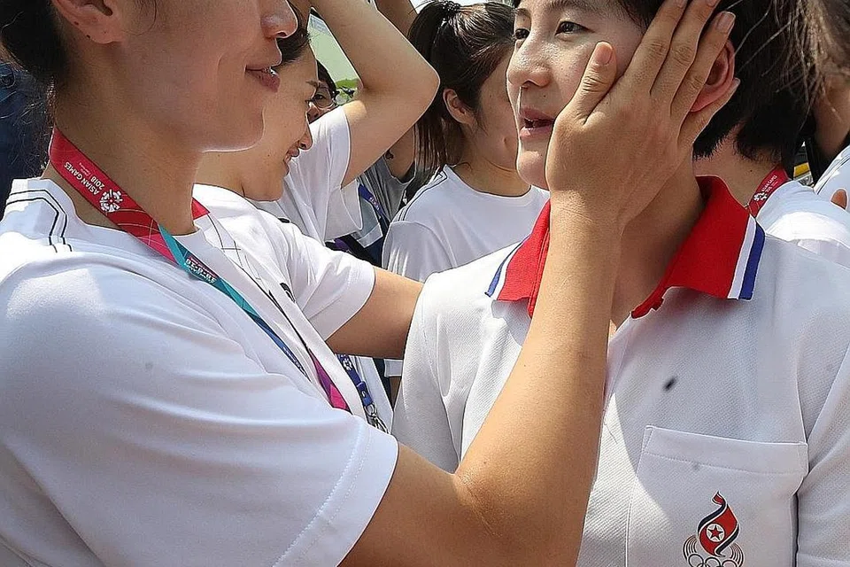 HINGGA JUMPA LAGI: Kapten pasukan bola keranjang Korea Bersatu Lim Yung-hui (kiri) mengucapkan selamat jalan kepada rakan sepasukan Kim Hye-yon, dari Korea Utara. Korea Utara dan Korea Selatan bertanding sebagai satu pasukan dalam acara bola keranjang di Sukan Asia ke-18. Pasukan Korea Bersatu wanita memenangi pingat perak. Walau Korea Selatan dan Korea Utara belum berdamai secara rasmi, arena sukan sering dijadikan wadah menjalin hubungan lebih mesra antara kededua negara. - Foto EPA