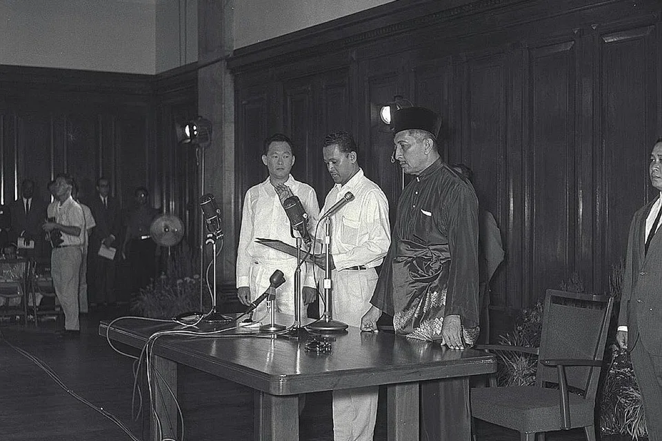 ZAMAN AWAL DALAM POLITIK: Encik Othman mengangkat sumpah di Dewan Bandar Raya pada 1963, disaksikan Perdana Menteri Pengasas Lee Kuan Yew (kiri) dan Presiden Yusof Ishak. - Foto fail