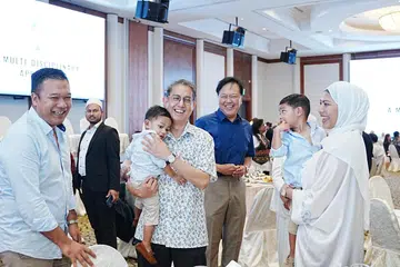 Menteri Negara (Ehwal Dalam Negeri merangkap Pembangunan Negara), Profesor Madya Dr Muhammad Faishal Ibrahim (tengah), bersama hadirin, termasuk peserta Projek Arif, dalam satu majlis untuk meraikan usaha empat tahun inisiatif tersebut pada 22 September.