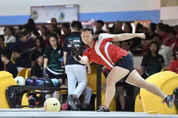 JUARA KESELURUHAN: Mandy Koh mengakhiri kejohanan di tempat kedua dalam acara all-events dan sekali gus membawa Sekolah Sukan Singapura menyandang gelaran juara keseluruhan sekolah tahun ini. - Foto BH oleh DESMOND FOO