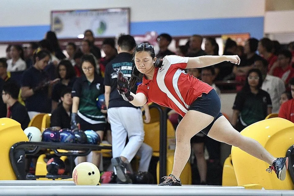 JUARA KESELURUHAN: Mandy Koh mengakhiri kejohanan di tempat kedua dalam acara all-events dan sekali gus membawa Sekolah Sukan Singapura menyandang gelaran juara keseluruhan sekolah tahun ini. - Foto BH oleh DESMOND FOO