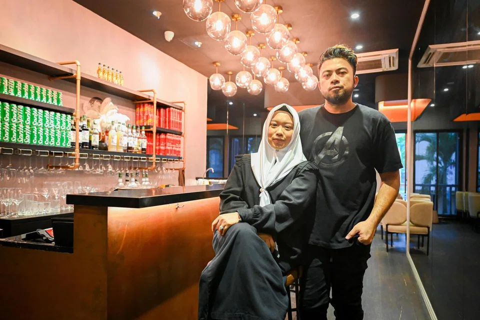 GHAIRAH BERNIAGA: Penyanyi Ryan Sufiyan dan isterinya, Cik Raudhah Osman, membuka restoran pertama mereka, Yaksok, di Tanjong Pagar. 