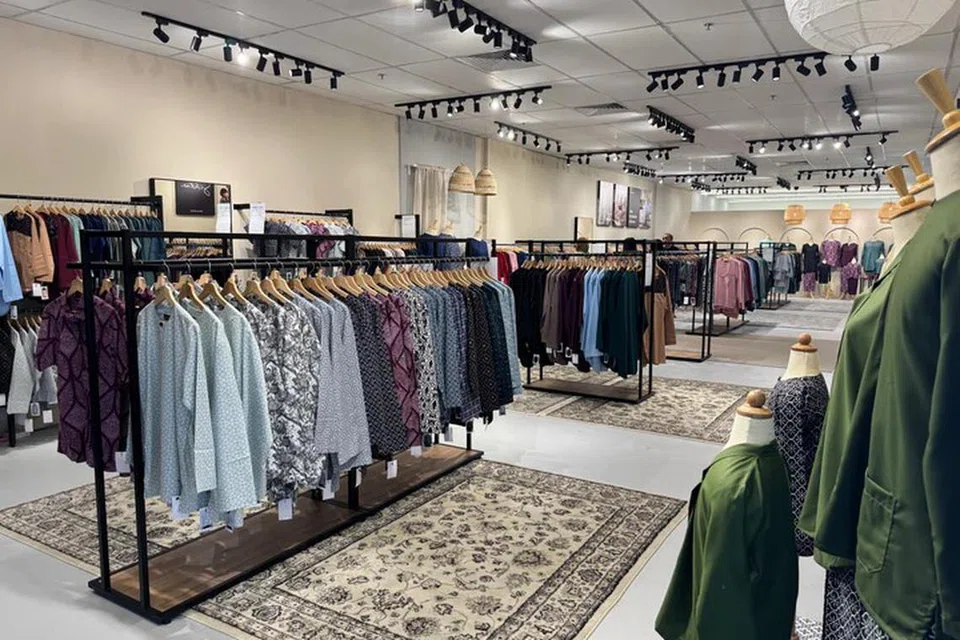 Kurta Boys membawa pendekatan moden kepada pakaian lelaki tradisional dengan rekaan yang diinspirasikan daripada kurta klasik. 