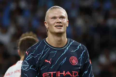 SIAPA LEBIH BERBISA: Ramai peminat kedua-dua kelab Manchester telah mula membuat perbandingan antara Rasmus Hojlund yang bakal menyertai United dan pemain City, Erling Haaland (kiri). 
