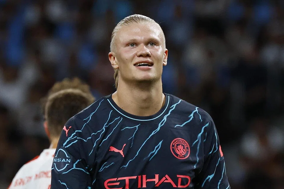 SIAPA LEBIH BERBISA: Ramai peminat kedua-dua kelab Manchester telah mula membuat perbandingan antara Rasmus Hojlund yang bakal menyertai United dan pemain City, Erling Haaland (kiri). 