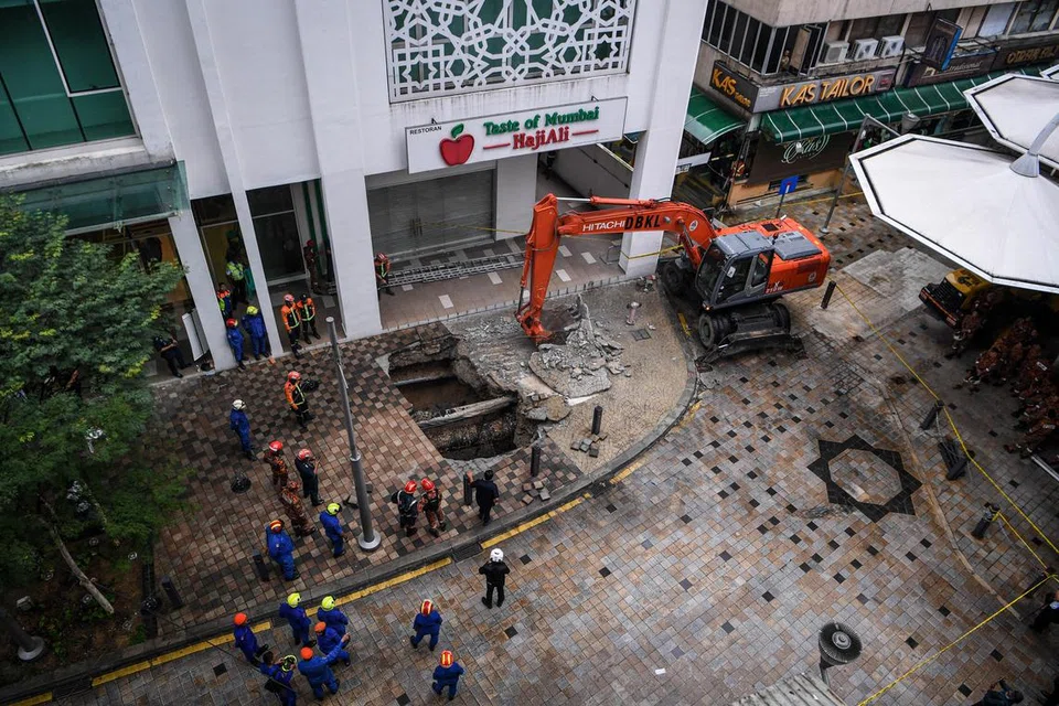 Apabila seorang wanita warga India  jatuh ke lubang selepas kejadian tanah jerlus di Jalan Masjid India, Kuala Lumpur, pada 23 Ogos, pasukan Jabatan Bomba dan Penyelamat Malaysia serta Angkatan Pertahanan Awam Malaysia segera melakukan kerja mencari dan menyelamat mangsa. 