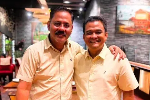 Pengerusi Jawatankuasa Pertanian, Industri Asas Tani dan Kemajuan Luar Bandar Johor, Encik Md Israk Abdullah (kiri), bersama mantan Exco Johor,  Datuk Zahari Sarip. Menurut Encik Israk, projek berkenaan melibatkan lima tabika, tujuh kelas di empat lokasi dengan penyertaan seramai 173 kanak-kanak.