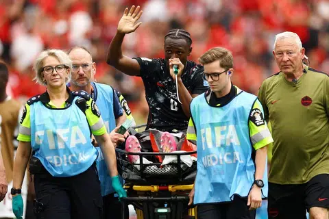 Pemain tengah Canada, Ismael Kone, melambai ke arah penyokong sambil menyedut ubat penahan sakit ketika diusung keluar padang selepas mengalami kecederaan serius.