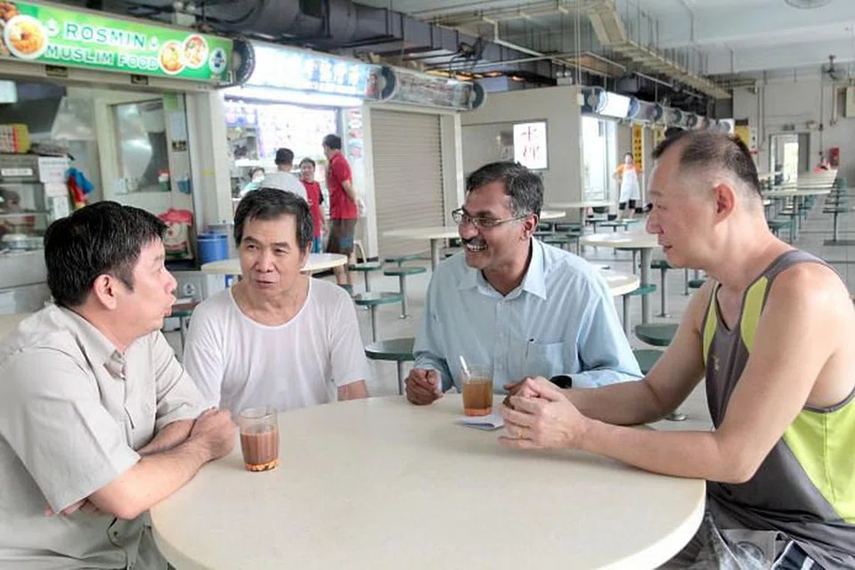 SELESA DENGAN PENDUDUK: Enciik Murali (dua dari kanan) dikenali sebagai seorang yang selesa bergaul dengan orang kebanyakan kerana pengalamannya yang luas dalam kerja-kerja akar umbi dan kemasyarakatan. - Foto fail