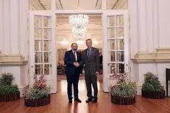 ERAT KERJASAMA: Perdana Menteri Armenia, Encik Nikol Pashinyan, mengadakan pertemuan dengan Encik Lee Hsien Loong di Istana kelmarin. Kedua-dua negara menandatangani lima perjanjian untuk bekerjasama dalam bidang seperti pelancongan, cukai, seni dan budaya, latihan vokasional dan pertukaran tanaman. - Foto KEMENTERIAN EHWAL LUAR