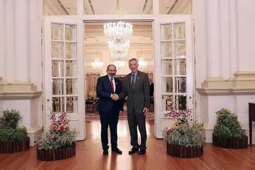 ERAT KERJASAMA: Perdana Menteri Armenia, Encik Nikol Pashinyan, mengadakan pertemuan dengan Encik Lee Hsien Loong di Istana kelmarin. Kedua-dua negara menandatangani lima perjanjian untuk bekerjasama dalam bidang seperti pelancongan, cukai, seni dan budaya, latihan vokasional dan pertukaran tanaman. - Foto KEMENTERIAN EHWAL LUAR