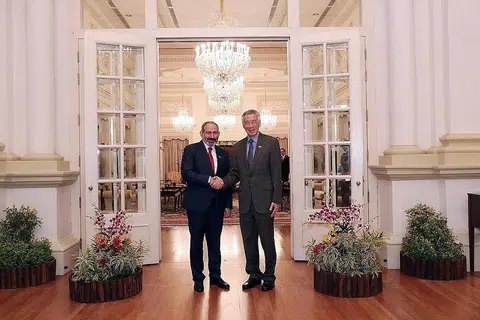 ERAT KERJASAMA: Perdana Menteri Armenia, Encik Nikol Pashinyan, mengadakan pertemuan dengan Encik Lee Hsien Loong di Istana kelmarin. Kedua-dua negara menandatangani lima perjanjian untuk bekerjasama dalam bidang seperti pelancongan, cukai, seni dan budaya, latihan vokasional dan pertukaran tanaman. - Foto KEMENTERIAN EHWAL LUAR