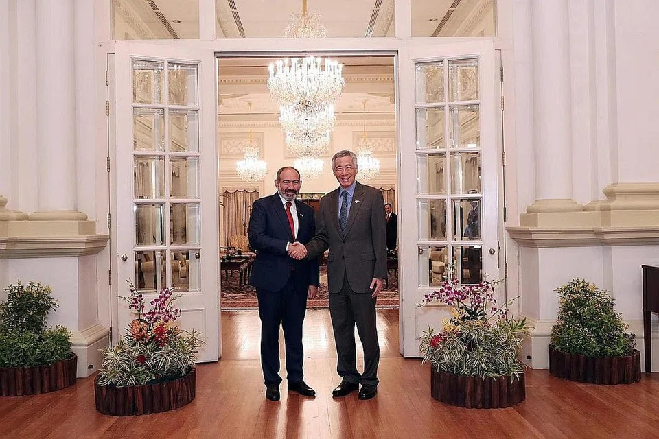 ERAT KERJASAMA: Perdana Menteri Armenia, Encik Nikol Pashinyan, mengadakan pertemuan dengan Encik Lee Hsien Loong di Istana kelmarin. Kedua-dua negara menandatangani lima perjanjian untuk bekerjasama dalam bidang seperti pelancongan, cukai, seni dan budaya, latihan vokasional dan pertukaran tanaman. - Foto KEMENTERIAN EHWAL LUAR