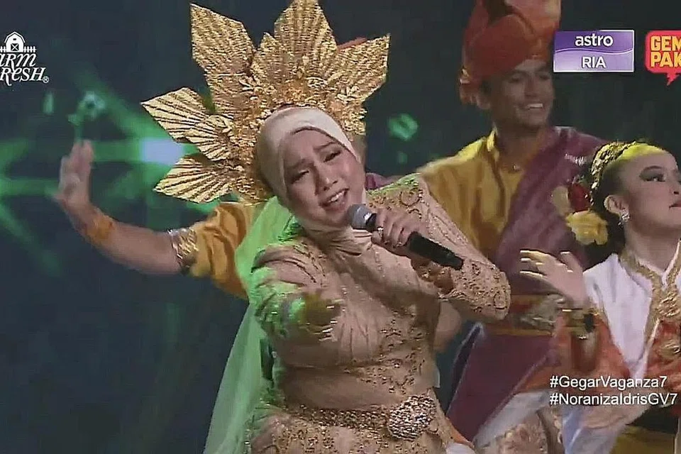 HIDUPKAN PENTAS: Ratu Irama Etnik, Noraniza Idris, menutup tirai konsert minggu pertama Gegar Vaganza 7 (GV7) dengan persembahan memukau, diiringi kumpulan penarinya yang ramai. Beliau meraih markah tertinggi 90.9 peratus dalam kalangan 14 artis yang bertanding. - Foto ASTRO GEMPAK