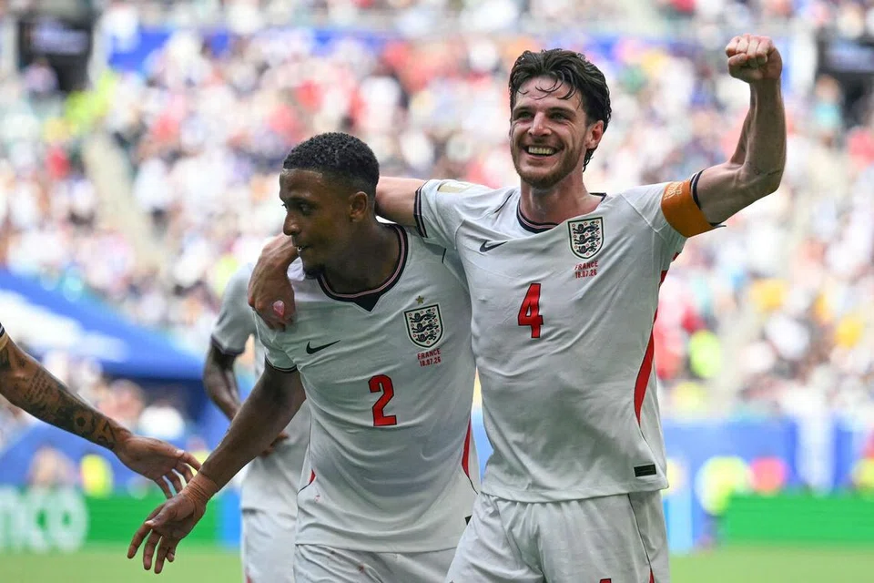 Pemangku kapten England Declan Rice (kanan) meraikan kemenangan gol kedua pasukan itu bersama anggota pasukannya Ezri Konsa semasa perlawanan tempat ketiga Piala Dunia antara Perancis dan England di Miami pada 18 Julai.