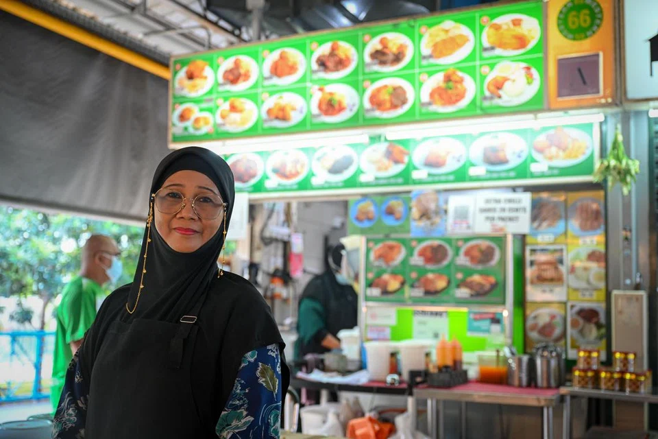 IKHLAS BERNIAGA: Pemilik SS Western 66, Cik Sammah Sawan, meniaga demi membesarkan anak. 