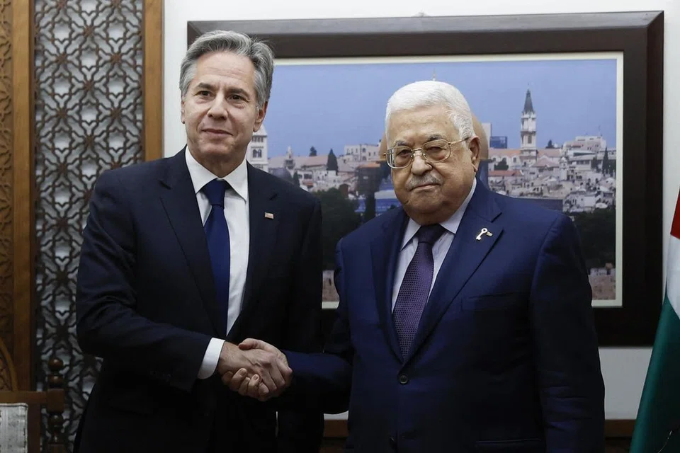 BINCANG MASA DEPAN GAZA: Setiausaha Negara Amerika Syarikat, Encik Antony Blinken (kiri) bersalaman dengan Presiden Pihak Berkuasa Palestin, Encik Mahmud Abbas, dalam pertemuan mereka di Ramallah, ibu kota Tebing Barat, pada Ahad.