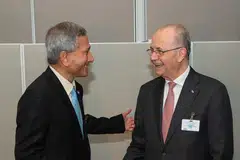 Menteri Ehwal Luar, Dr Vivian Balakrishnan (kiri), bertemu Perdana Menteri yang juga Menteri Ehwal Luar Pihak Berkuasa Palestin, Dr Mohammad Mustafa, di New York sempena Perhimpunan Agung Pertubuhan Bangsa-Bangsa Bersatu (PBB).