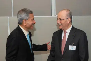 Menteri Ehwal Luar, Dr Vivian Balakrishnan (kiri), bertemu Perdana Menteri yang juga Menteri Ehwal Luar Pihak Berkuasa Palestin, Dr Mohammad Mustafa, di New York sempena Perhimpunan Agung Pertubuhan Bangsa-Bangsa Bersatu (PBB).
