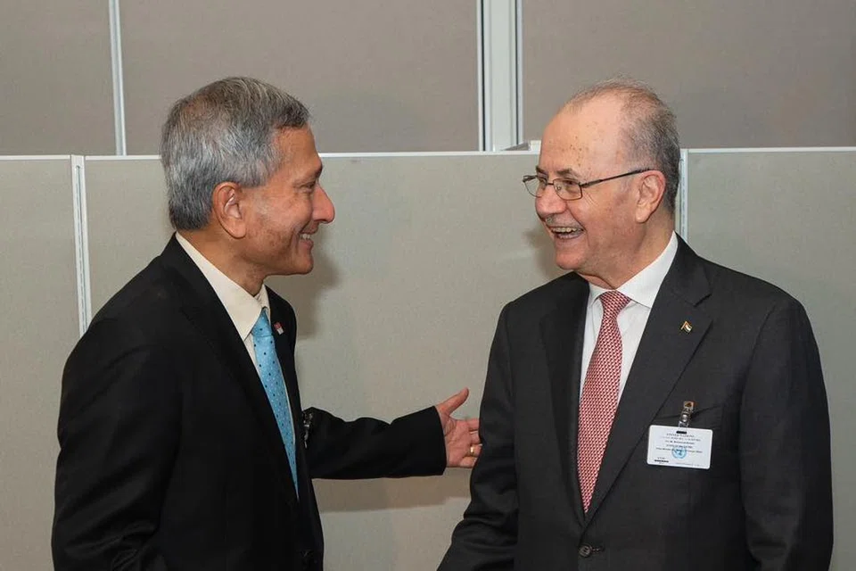 Menteri Ehwal Luar, Dr Vivian Balakrishnan (kiri), bertemu Perdana Menteri yang juga Menteri Ehwal Luar Pihak Berkuasa Palestin, Dr Mohammad Mustafa, di New York sempena Perhimpunan Agung Pertubuhan Bangsa-Bangsa Bersatu (PBB).