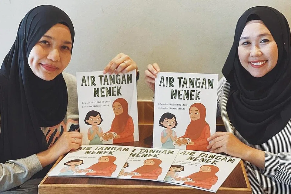 AIR TANGAN NENEK: Penulis buku, Hazliana Md Lahir (kiri) bersama ilustrator buku, Rahimah Ramlan (kanan). - Foto ihsan HAZLIANA MD LAHIR