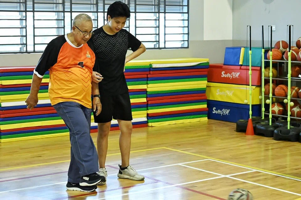 Selepas kehilangan isterinya pada 2022, Encik Hussain (kiri) menemui ruang untuk kembali bersosial dan mengisi masa menerusi kegiatan ‘walking football’.