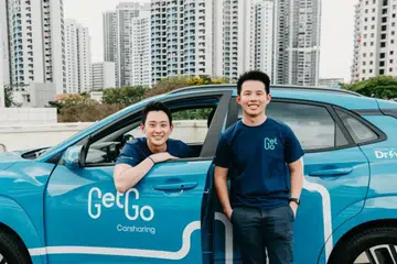 Pengasas bersama syarikat kongsi kereta GetGo, Encik Johnson Lim (kiri) dan Encik Toh Ting Feng. 
