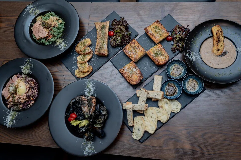 PELANGGAN BERPUAS HATI: (Mengikut putaranan jam) Squid Ink Sauce Pasta (pasta sotong hitam); Smoked Duck Cabonara (pasta itik salai berkrim), Smoked Duck Aglio (pasta itik salai dengan bawang putih), Bone Marrow Garlic Bread (roti bawang putih dengan sumsum tulang), roti bawang putih, sup cendawan truffle, dan sajian roti yang dihidangkan dengan mentega truffle, mentega kombu dan mentega herba.
