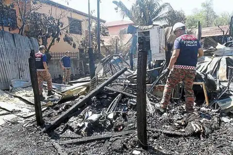 Mayat rentung Nurul Farhana Zulkifli, 15 tahun, ditemui dalam pelukan neneknya yang berusia 86 tahun, Cik Tiah Awang, yang juga terkorban, apabila rumah mereka dijilat api. 