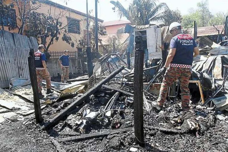 Mayat rentung Nurul Farhana Zulkifli, 15 tahun, ditemui dalam pelukan neneknya yang berusia 86 tahun, Cik Tiah Awang, yang juga terkorban, apabila rumah mereka dijilat api. 