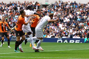 TUNJUK HANDAL: Kane sebelum menjaringkan gol kedua menerusi tandukan selepas terima umpanan James Maddison.