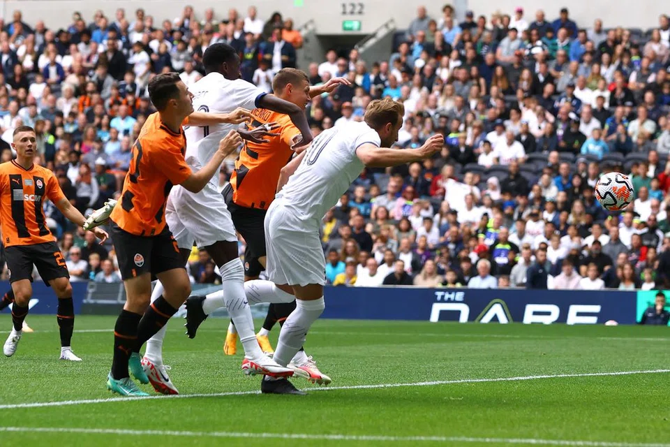TUNJUK HANDAL: Kane sebelum menjaringkan gol kedua menerusi tandukan selepas terima umpanan James Maddison.