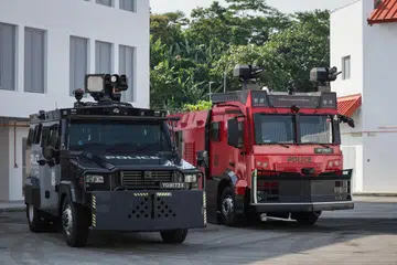 KENDERAAN GENERASI BAHARU: Kenderaan Serangan Taktikal (TSV) Sistem Kawalan Rusuhan (kiri) dan kenderaan meriam air generasi baharu melengkapi barisan kenderaan Pasukan Operasi Khas (SOC) polis.
