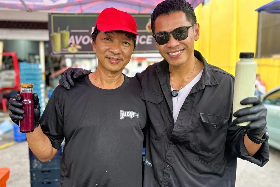 Razzuan (kanan), bersama ayahnya, Encik Rosli Daud, 60 tahun.