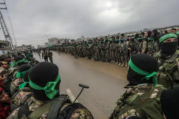 Anggota kumpulan Hamas berkawal semasa penyerahan tiga tebusan Israel kepada wakil Palang Merah di Gaza pada 22 Februari. Israel bertegas Hamas tidak boleh mempunyai apa-apa peranan dalam pentadbiran Gaza pada masa hadapan.