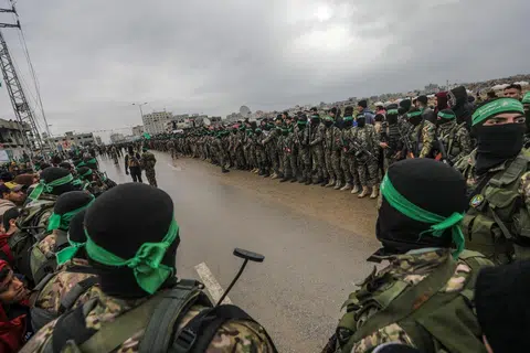Anggota kumpulan Hamas berkawal semasa penyerahan tiga tebusan Israel kepada wakil Palang Merah di Gaza pada 22 Februari. Israel bertegas Hamas tidak boleh mempunyai apa-apa peranan dalam pentadbiran Gaza pada masa hadapan.
