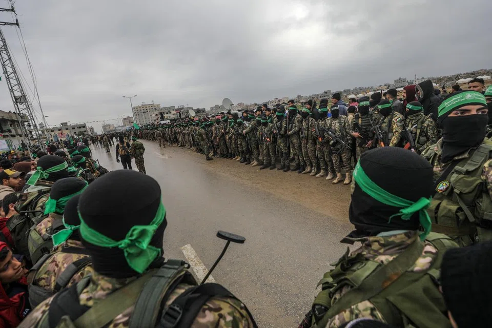 Anggota kumpulan Hamas berkawal semasa penyerahan tiga tebusan Israel kepada wakil Palang Merah di Gaza pada 22 Februari. Israel bertegas Hamas tidak boleh mempunyai apa-apa peranan dalam pentadbiran Gaza pada masa hadapan.