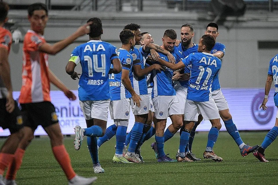 CEMERLANG: Maxime Lestienne (tengah) meraikan bersama rakan sepasukan selepas menjaringkan gol pertama Lion City Sailors dalam kemenangan Liga Perdana Singapura 5-0 mereka ke atas Hougang United di Stadium Jalan Besar pada 10 April. - Foto ST