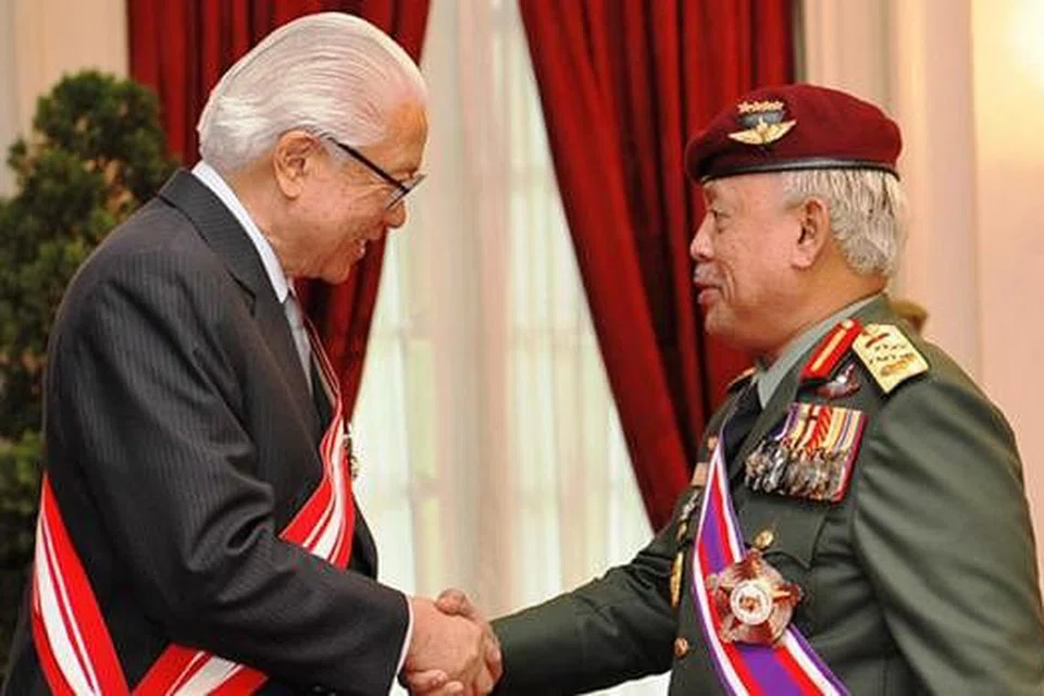 ANUGERAH TERTINGGI: Jeneral Tan Sri Dato' Sri (Dr) Zulkifeli Mohd Zin (kanan) menerima anugerah tentera Singapura yang tertinggi daripada Presiden Tony Tan Keng Yam dalam satu upacara di Istana. - Foto ZAOBAO