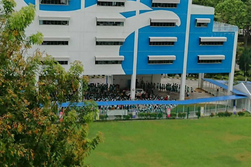 Murid-murid Sekolah Rendah Concord dipindahkan setelah kebakaran berlaku di sekolah mereka pagi tadi. FOTO: PEMBACA TNP