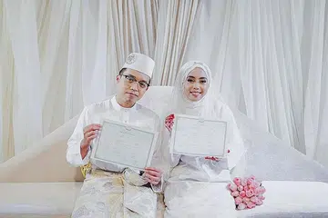 BUAT PENYESUAIAN: Cik Nur Diyana Abdul Razak dan suaminya, Encik Hafiz Azhar Mohamad Rosli, yang berkahwin Oktober lalu, terpaksa membatalkan beberapa tempahan seperti iringan kompang dan ruang bergambar tetapi bersyukur majlis berjalan lancar. - Foto NUR DIYANA ABDUL RAZAK