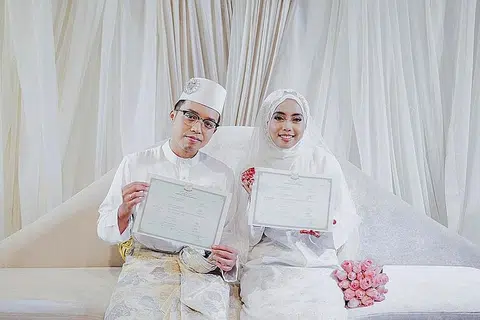 BUAT PENYESUAIAN: Cik Nur Diyana Abdul Razak dan suaminya, Encik Hafiz Azhar Mohamad Rosli, yang berkahwin Oktober lalu, terpaksa membatalkan beberapa tempahan seperti iringan kompang dan ruang bergambar tetapi bersyukur majlis berjalan lancar. - Foto NUR DIYANA ABDUL RAZAK