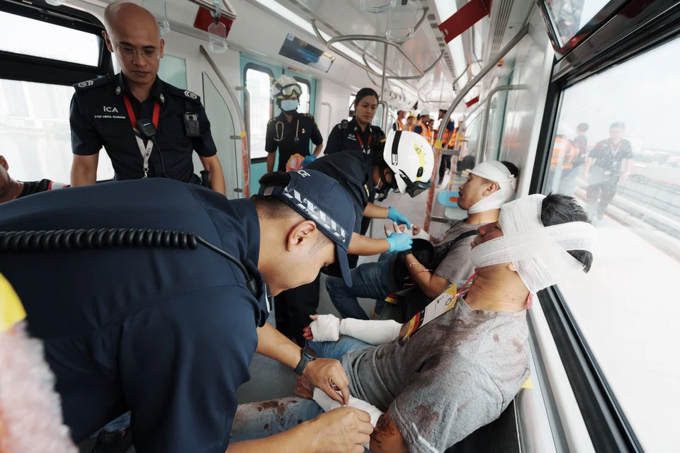 Pusat Operasi Malaysia di Bukit Chagar dan Pusat Operasi Bersepadu Penguasa Imigresen dan Pusat Pemeriksaan (ICA) Singapura mengekalkan hubungan masa nyata bagi berkongsi perkembangan insiden dan rancangan tindakan.