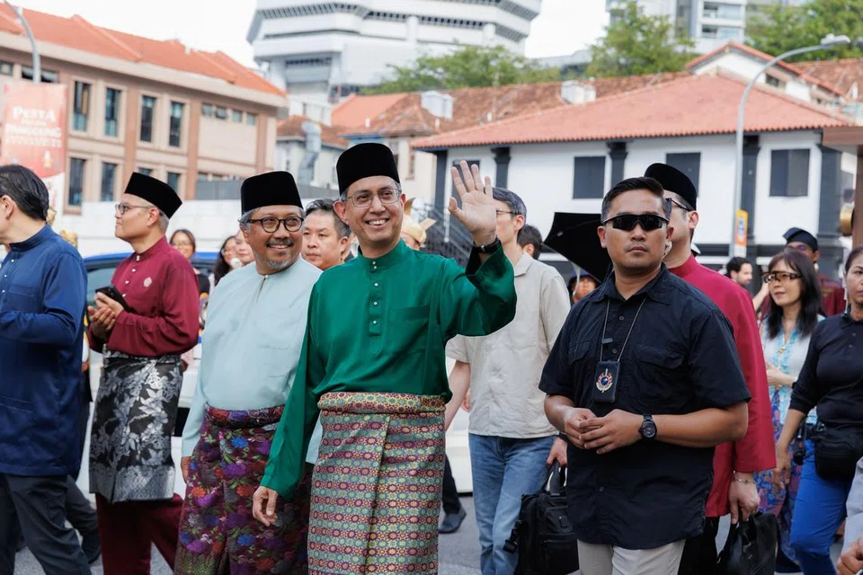Pemangku Menteri Bertanggungjawab bagi Ehwal Masyarakat Islam, Profesor Madya Dr Muhammad Faishal Ibrahim (baju hijau) tiba di Majlis Pembukaan Semula Taman Warisan Melayu pada 25 April.